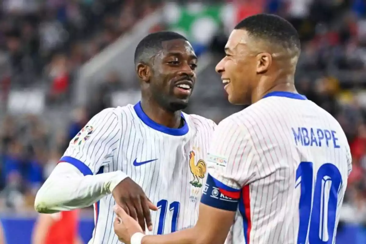 Dos futbolistas de la selección de Francia celebran juntos en el campo durante un partido Dos futbolistas de la selección de Francia celebran juntos en el campo durante un partido