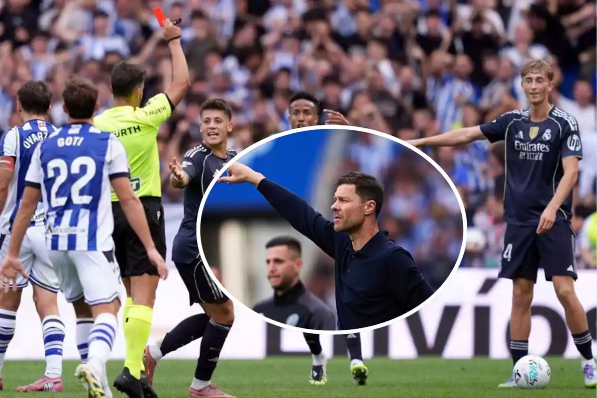 Un árbitro muestra una tarjeta roja durante un partido de fútbol entre dos equipos, mientras varios jugadores reaccionan y en el centro de la imagen aparece un entrenador dando indicaciones desde la banda