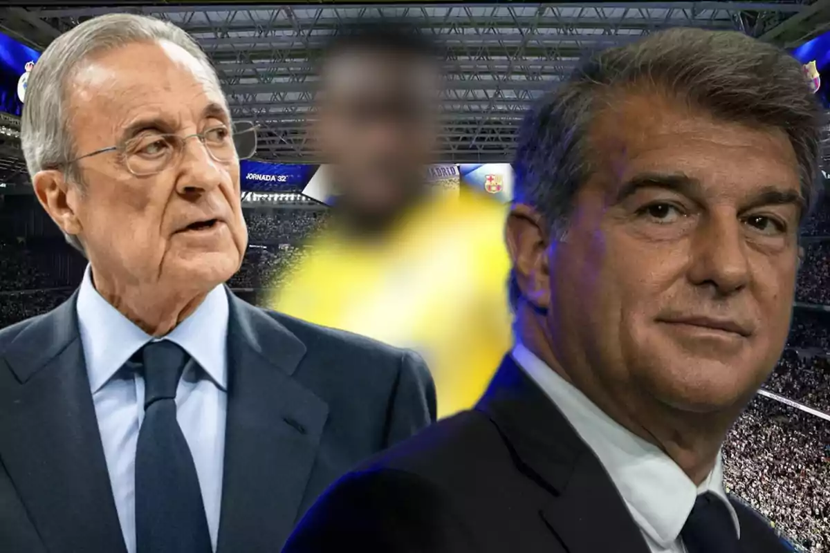 Dos hombres con traje en primer plano dentro de un estadio de fútbol lleno de espectadores con una figura desenfocada en el centro del fondo.
