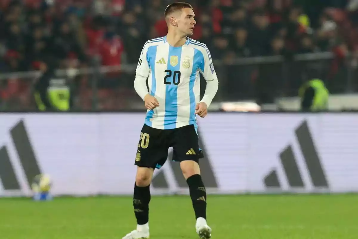 Futbolista de la selección argentina con el número 20 en el uniforme durante un partido en un estadio Futbolista de la selección argentina con el número 20 en el uniforme durante un partido en un estadio
