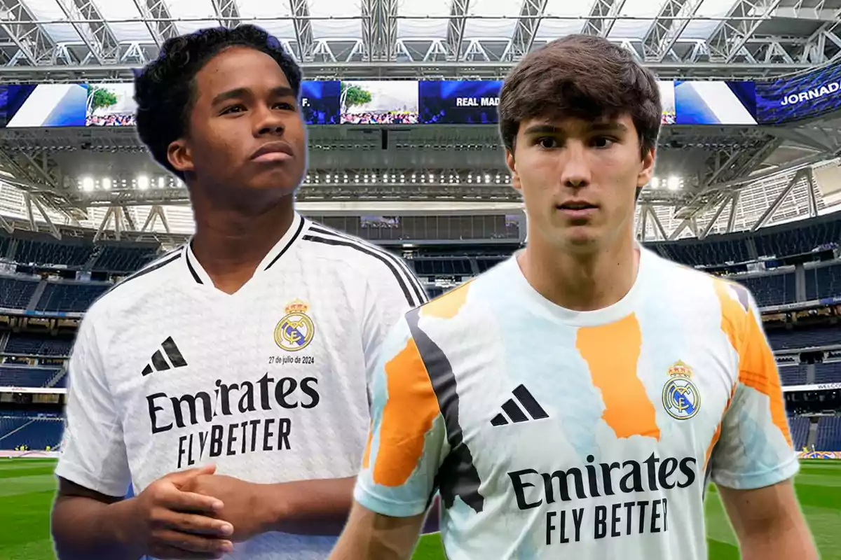Dos jóvenes futbolistas con uniformes del Real Madrid posan en el interior de un estadio moderno