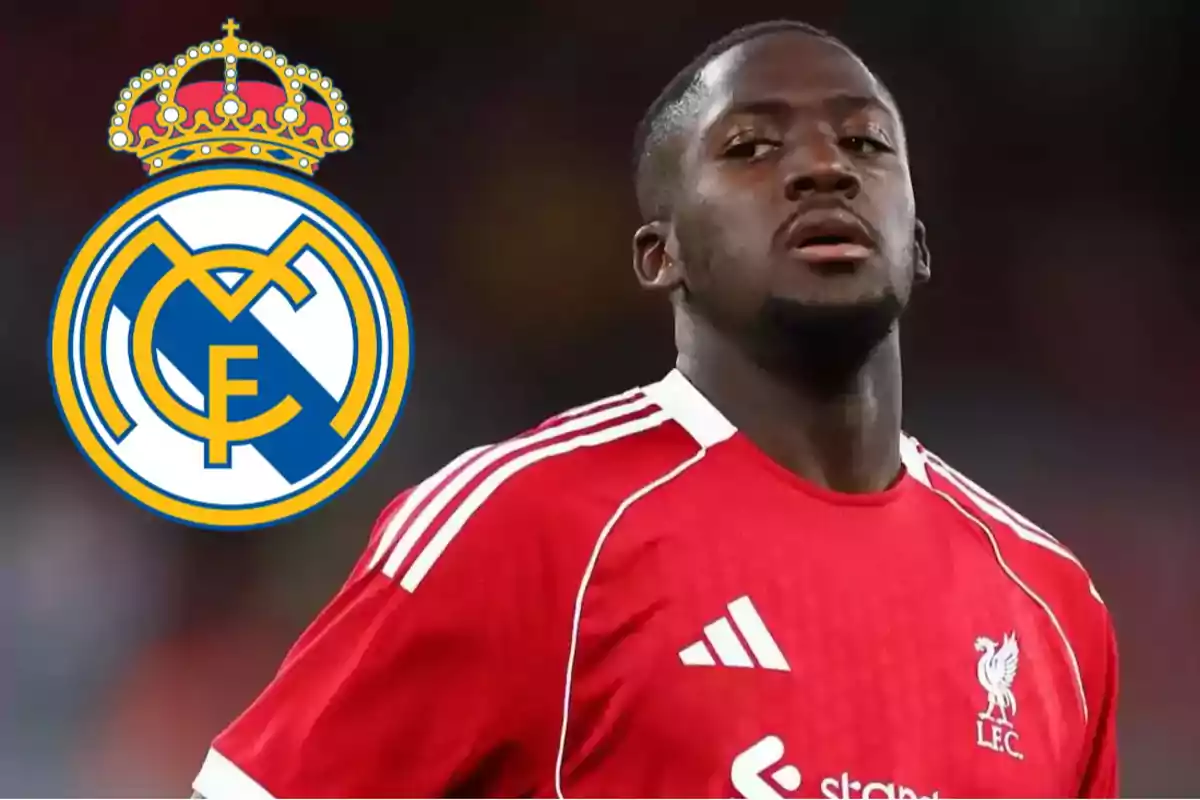 Futbolista del Liverpool con el escudo del Real Madrid al fondo