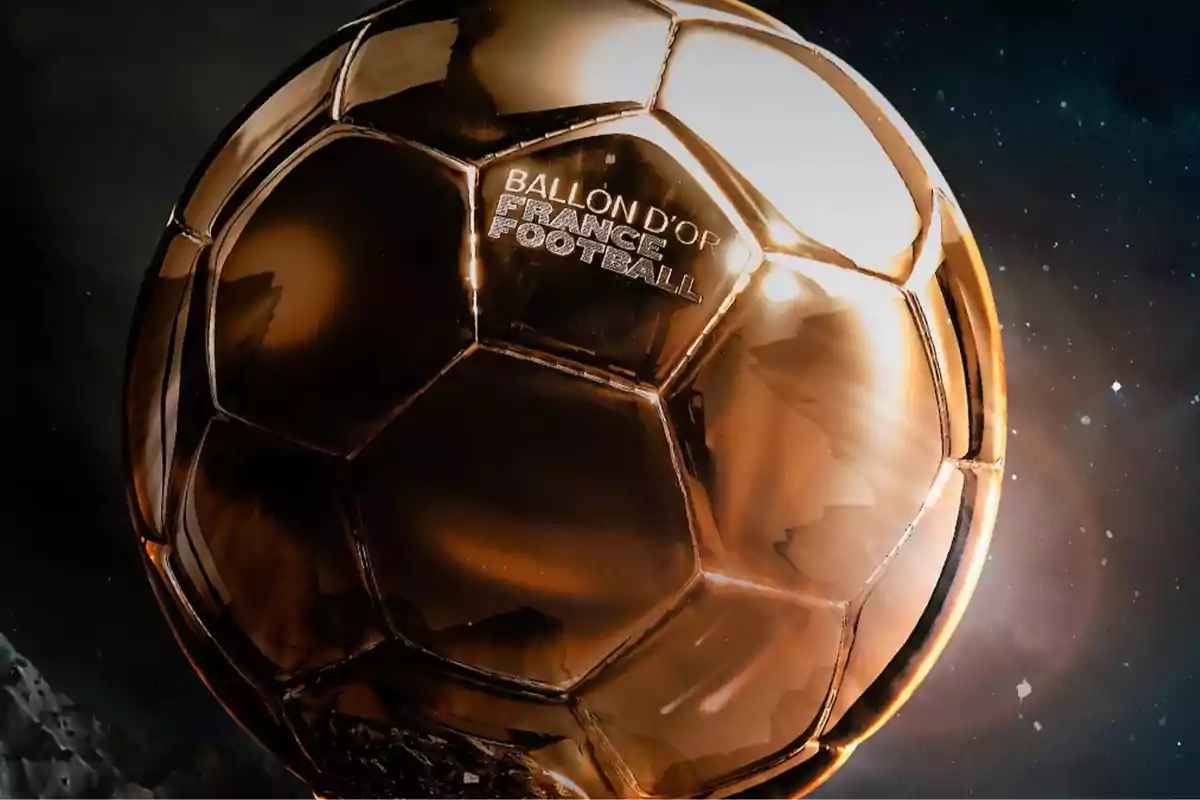 Trofeo dorado del Balón de Oro con fondo oscuro y detalles brillantes Trofeo dorado del Balón de Oro con fondo oscuro y detalles brillantes