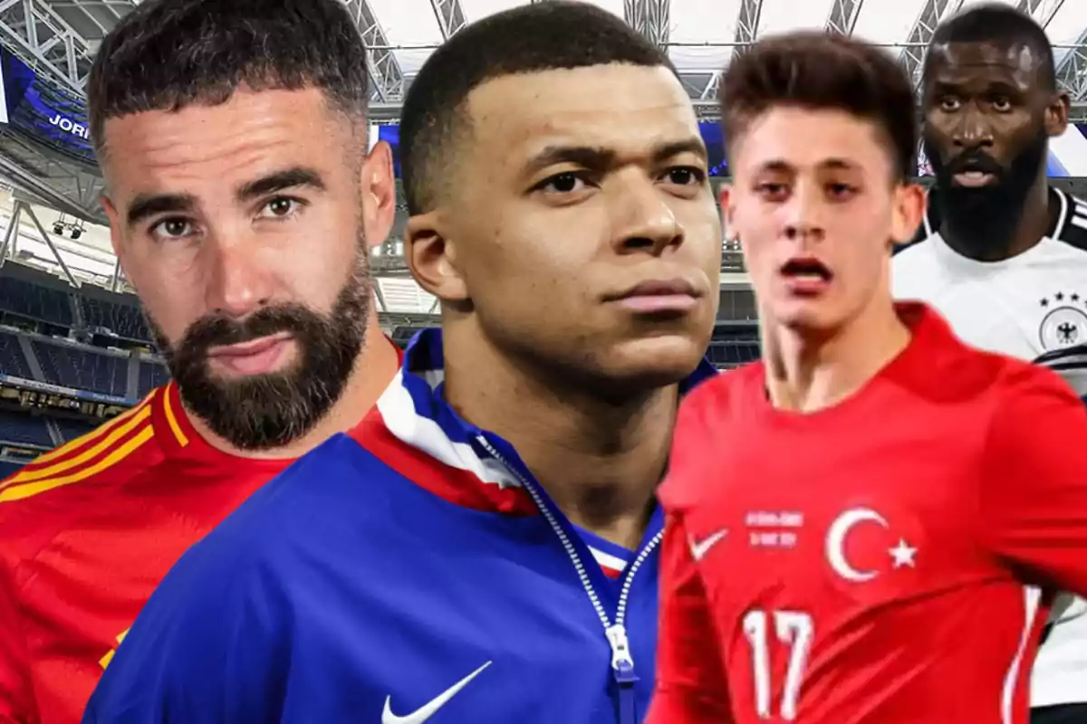 Cuatro futbolistas con uniformes de las selecciones de España, Francia, Turquía y Alemania posan en un estadio de fútbol.