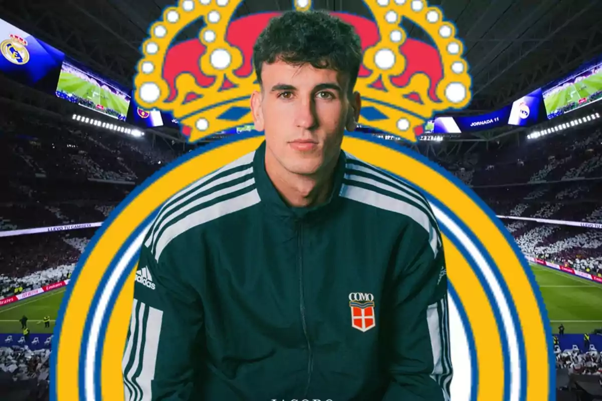 Joven con chaqueta deportiva frente al escudo del Real Madrid en un estadio de fútbol lleno de aficionados