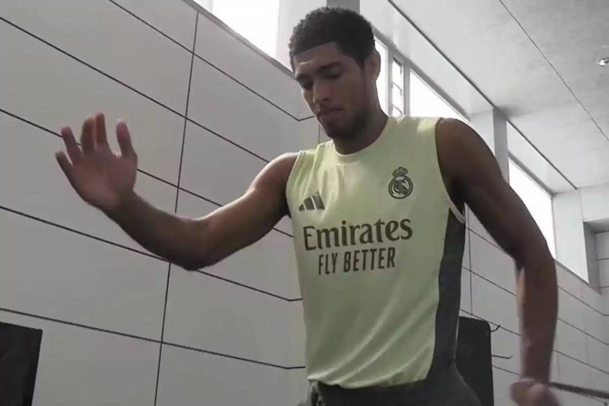Real Madrid player training in a gym wearing a yellow sleeveless jersey Real Madrid player training in a gym wearing a yellow sleeveless jersey
