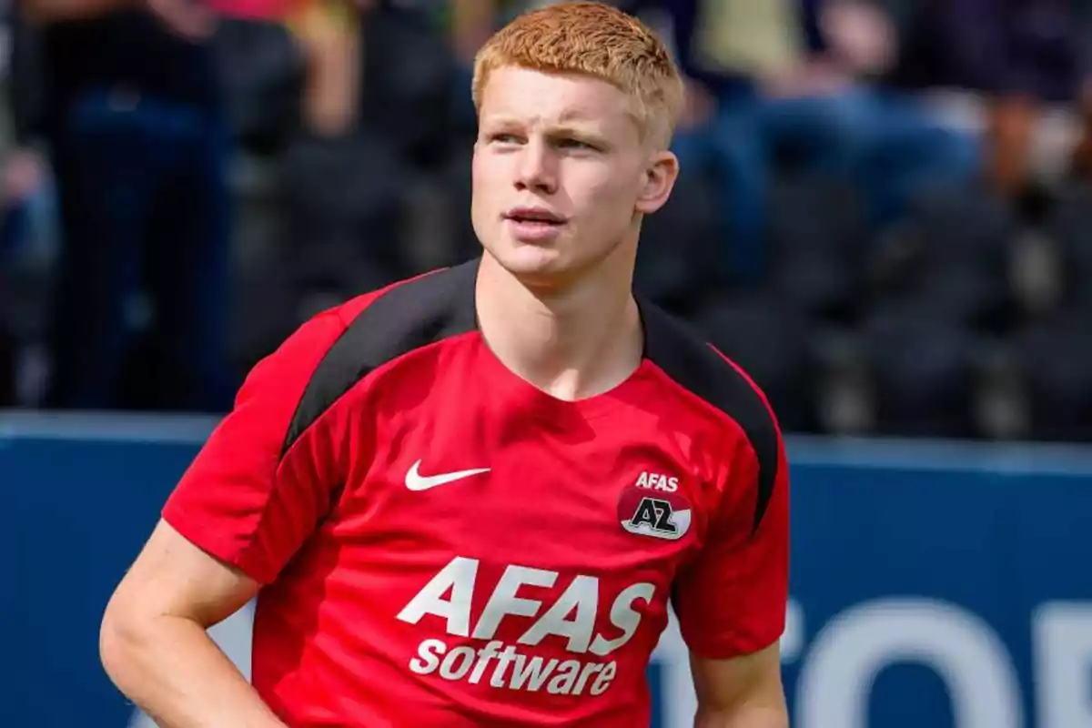 Joven futbolista con camiseta roja del AZ Alkmaar durante un partido Joven futbolista con camiseta roja del AZ Alkmaar durante un partido
