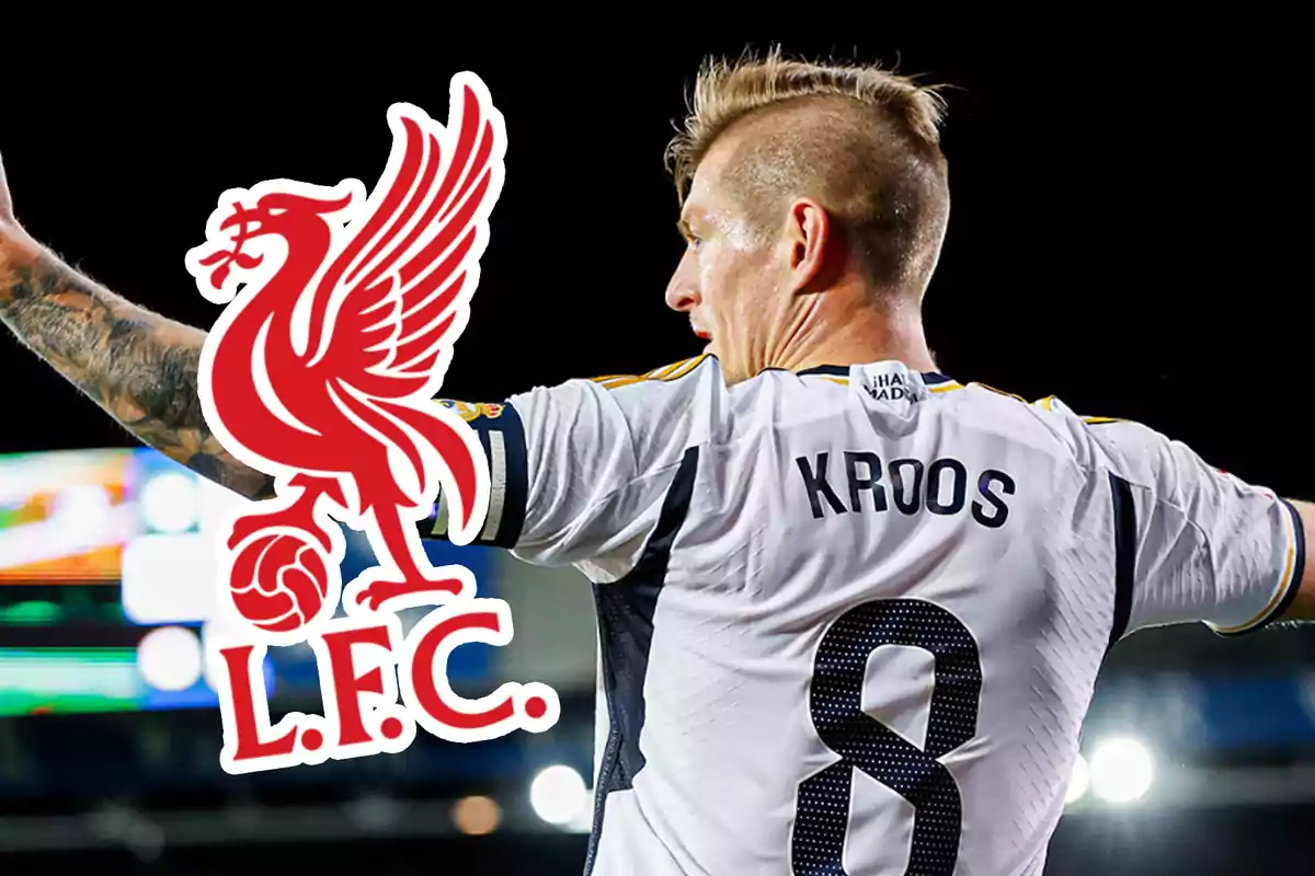 Futbolista con la camiseta de Kroos y el número 8 celebrando, junto al escudo del Liverpool FC superpuesto