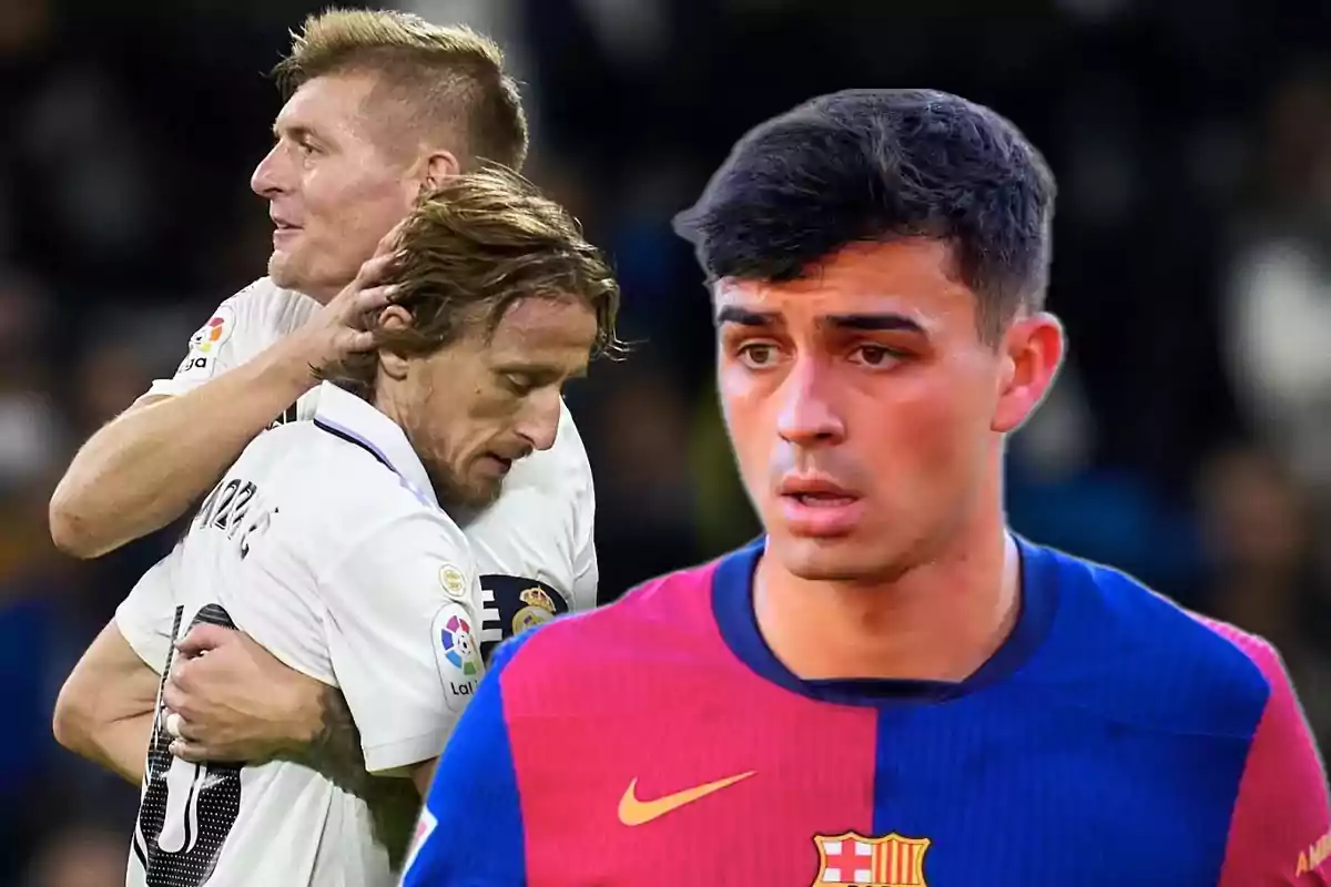Dos jugadores del Real Madrid se abrazan mientras un jugador del Barcelona aparece en primer plano con expresión seria