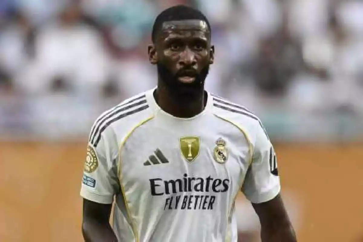 Futbolista con uniforme blanco del Real Madrid durante un partido Futbolista con uniforme blanco del Real Madrid durante un partido