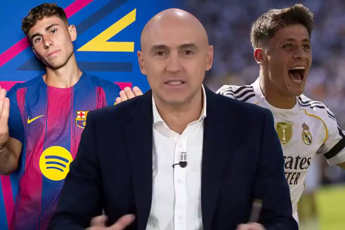 Un periodista deportivo en primer plano con un jugador del Barcelona a la izquierda y un jugador del Real Madrid celebrando a la derecha