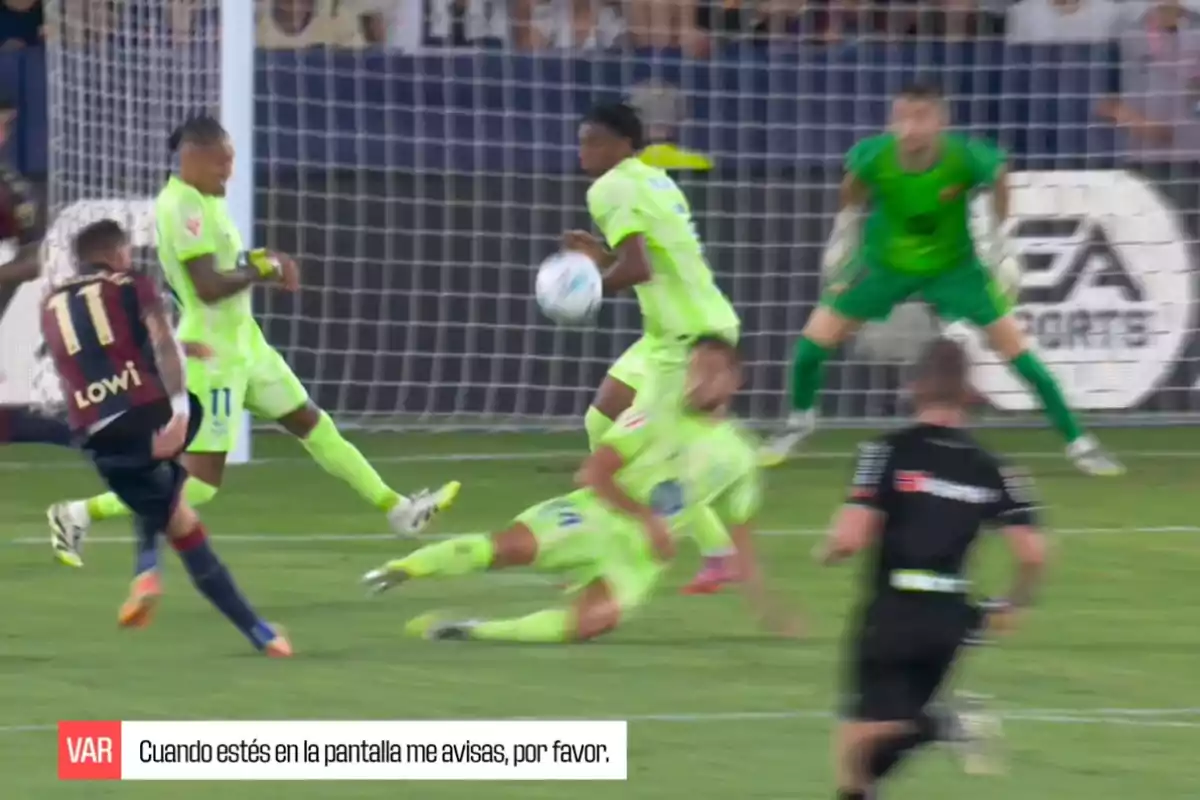 Un jugador de fútbol dispara al arco mientras un defensor del equipo rival detiene el balón con la mano dentro del área, el portero y otros jugadores observan la jugada y un árbitro está cerca de la acción. Un jugador de fútbol dispara al arco mientras un defensor del equipo rival detiene el balón con la mano dentro del área, el portero y otros jugadores observan la jugada y un árbitro está cerca de la acción.