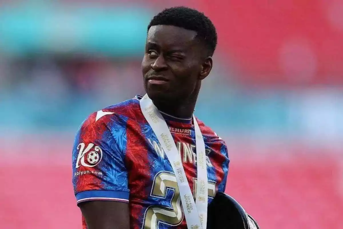 Futbolista con medalla de ganador guiñando un ojo y usando un uniforme colorido en un estadio Futbolista con medalla de ganador guiñando un ojo y usando un uniforme colorido en un estadio