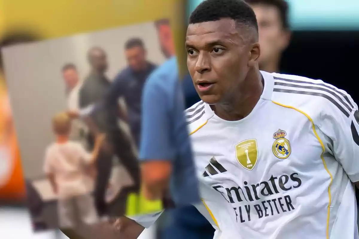 Un futbolista con el uniforme del Real Madrid aparece en primer plano mientras al fondo se ve una imagen borrosa de varias personas interactuando en un interior