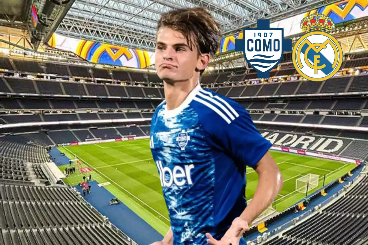 Un futbolista con uniforme azul del Como aparece en un estadio vacío con los logotipos del Como y del Real Madrid en la parte superior derecha.