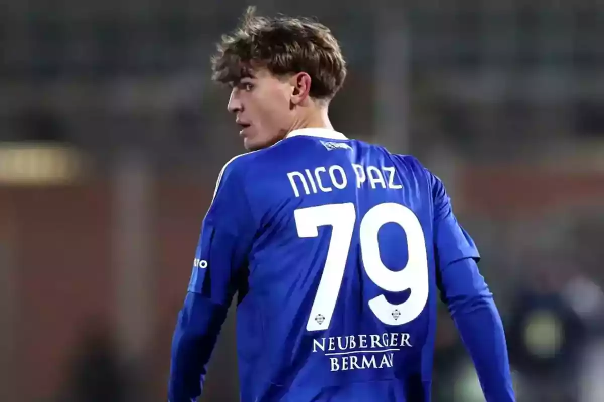 Jugador de fútbol con camiseta azul y el número 79 que dice Nico Paz en la espalda Jugador de fútbol con camiseta azul y el número 79 que dice Nico Paz en la espalda