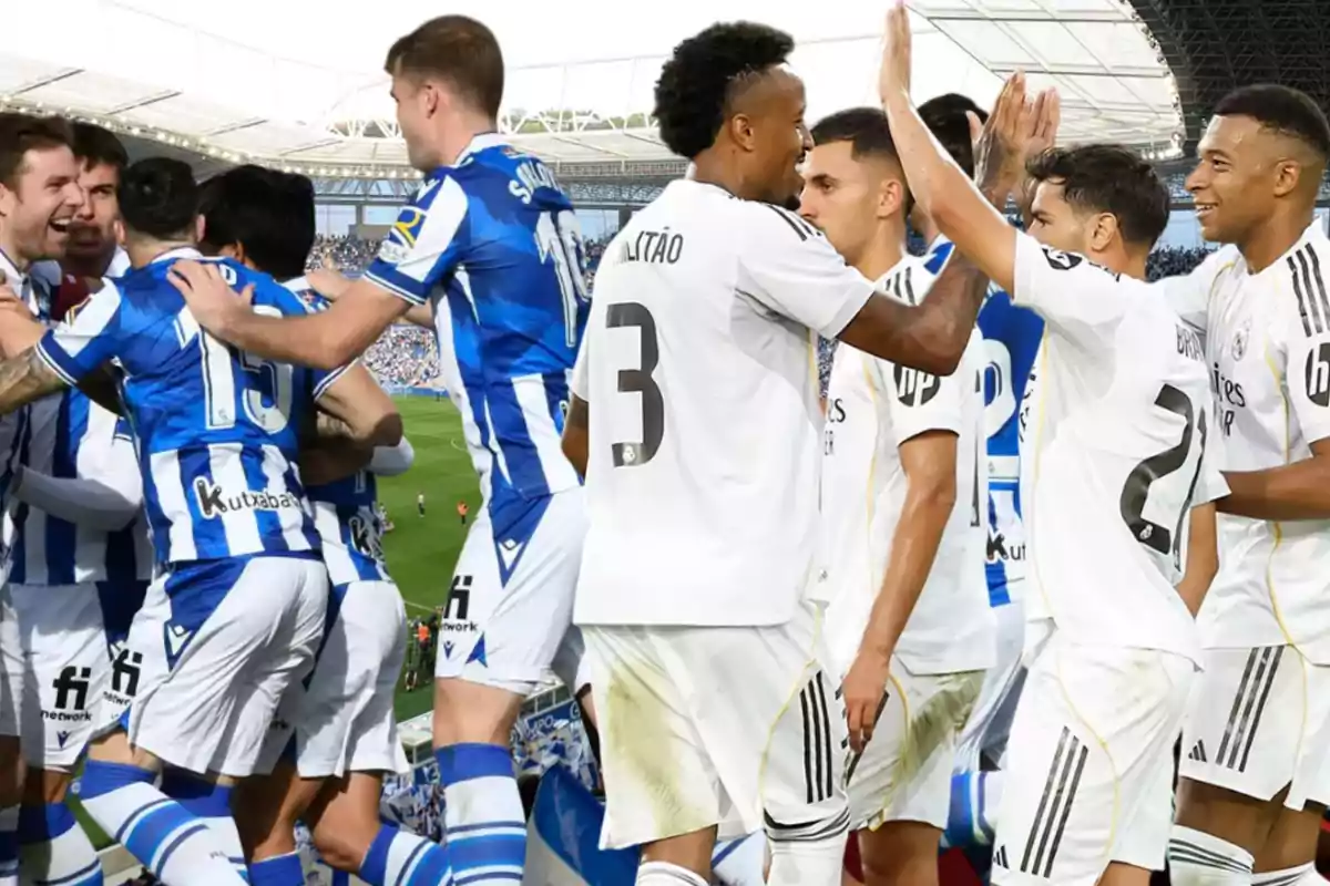 Jugadores de dos equipos de fútbol celebrando en el campo, uno con uniforme azul y blanco y el otro con uniforme blanco