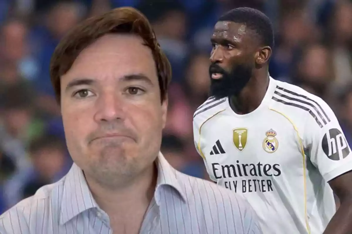 Un hombre con camisa de rayas aparece en primer plano con expresión seria mientras al fondo se ve a un futbolista del Real Madrid en uniforme blanco durante un partido.