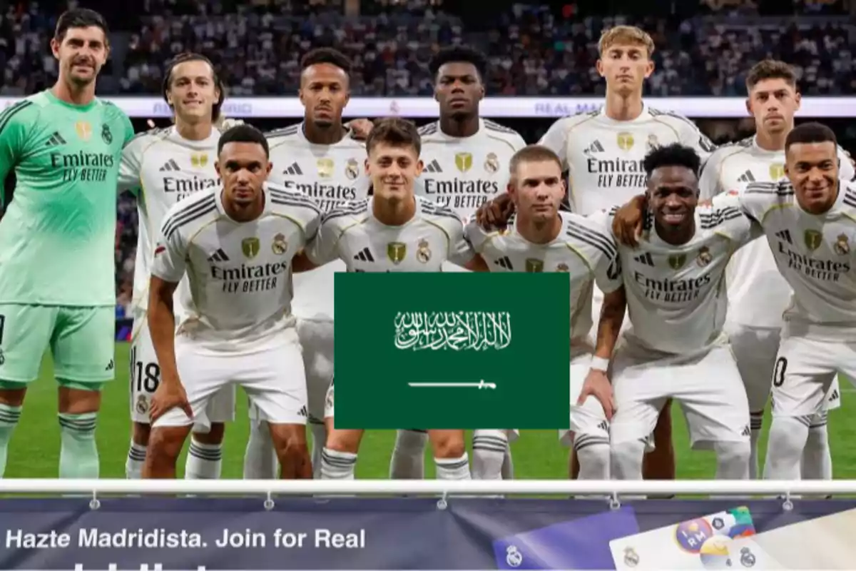 Jugadores del Real Madrid posando para una foto grupal en el campo con la bandera de Arabia Saudita superpuesta en el centro