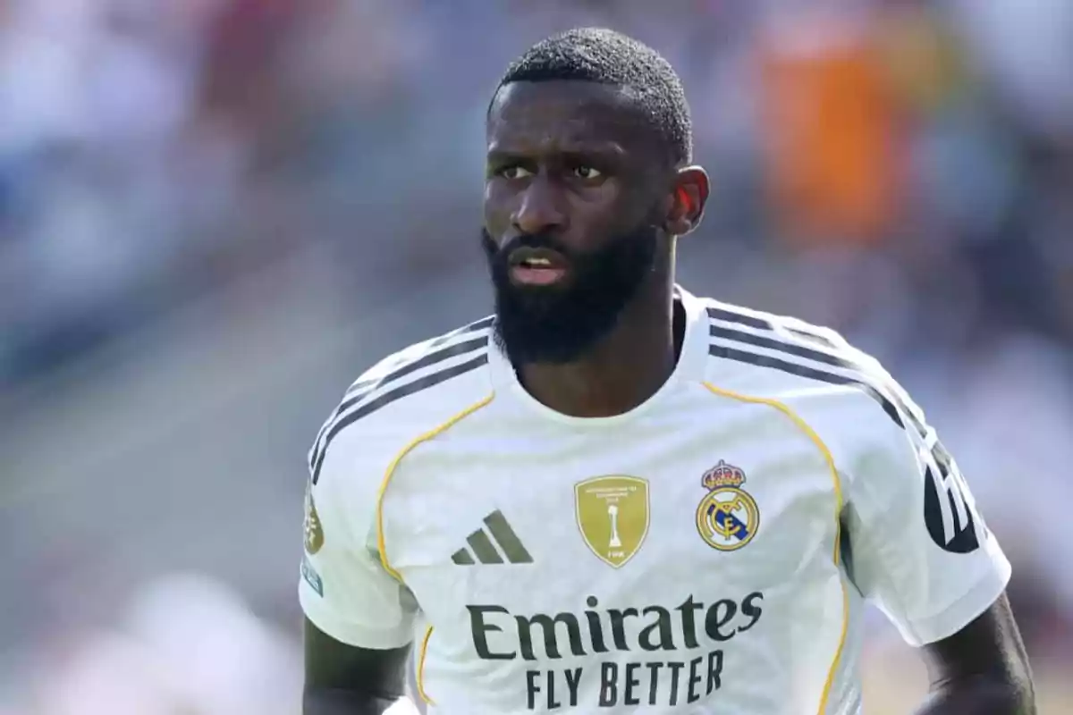 Futbolista con barba usando el uniforme blanco del Real Madrid durante un partido Futbolista con barba usando el uniforme blanco del Real Madrid durante un partido