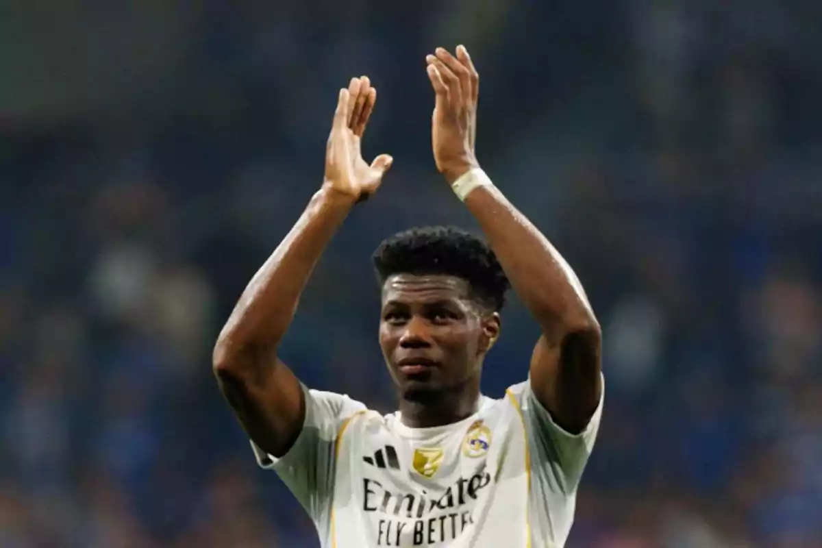 Real Madrid player applauding with arms raised during a match Real Madrid player applauding with arms raised during a match