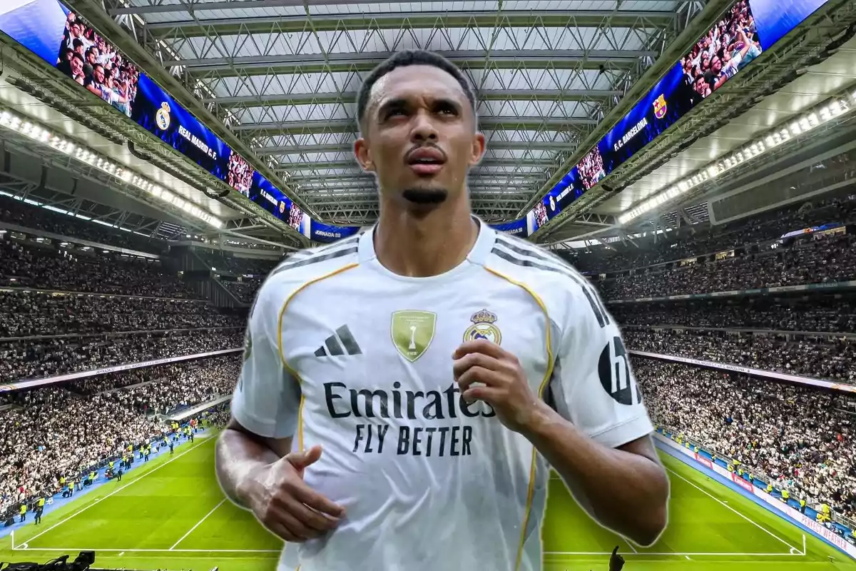 Futbolista con uniforme del Real Madrid en un estadio lleno de aficionados
