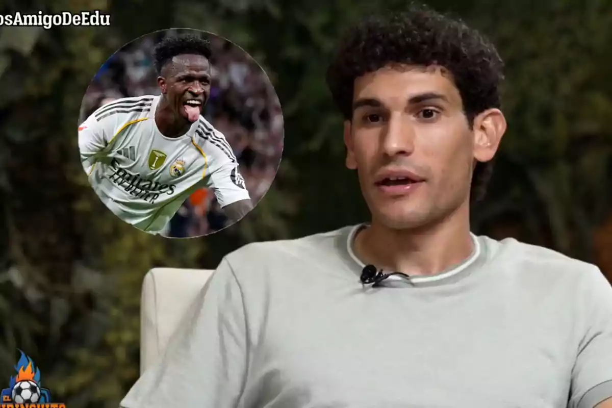 Un hombre de cabello rizado y camiseta clara está sentado hablando, mientras en la esquina superior izquierda aparece la imagen de un futbolista celebrando con la lengua afuera.
