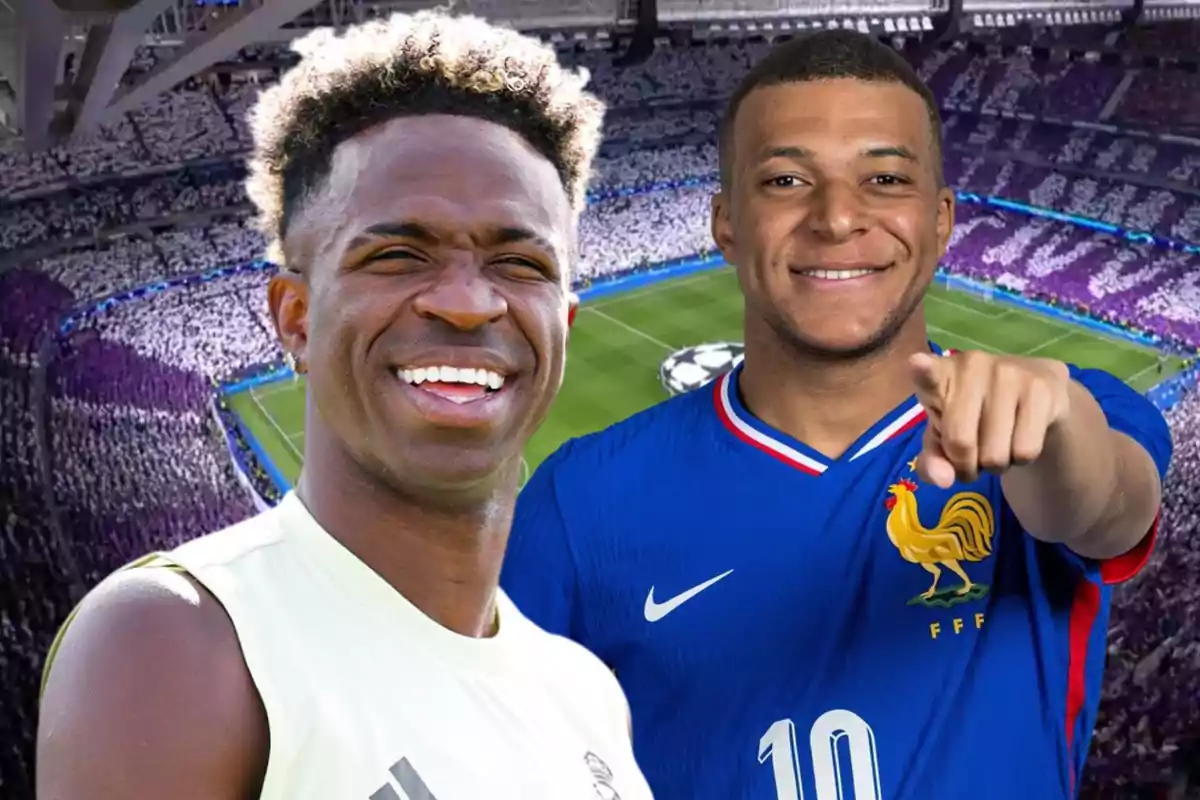 Dos futbolistas sonríen frente a un estadio lleno de aficionados