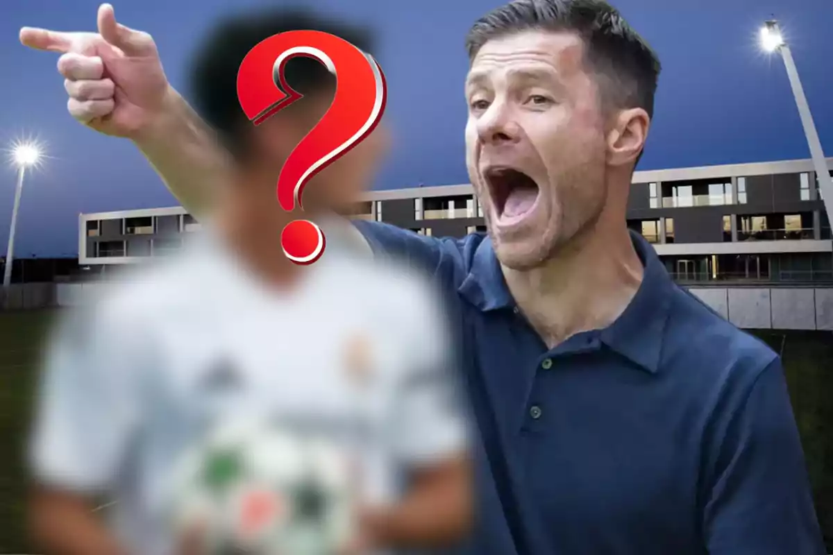 Entrenador de fútbol dando indicaciones en un campo mientras un jugador con el rostro difuminado sostiene un balón y tiene un signo de interrogación sobre la cara