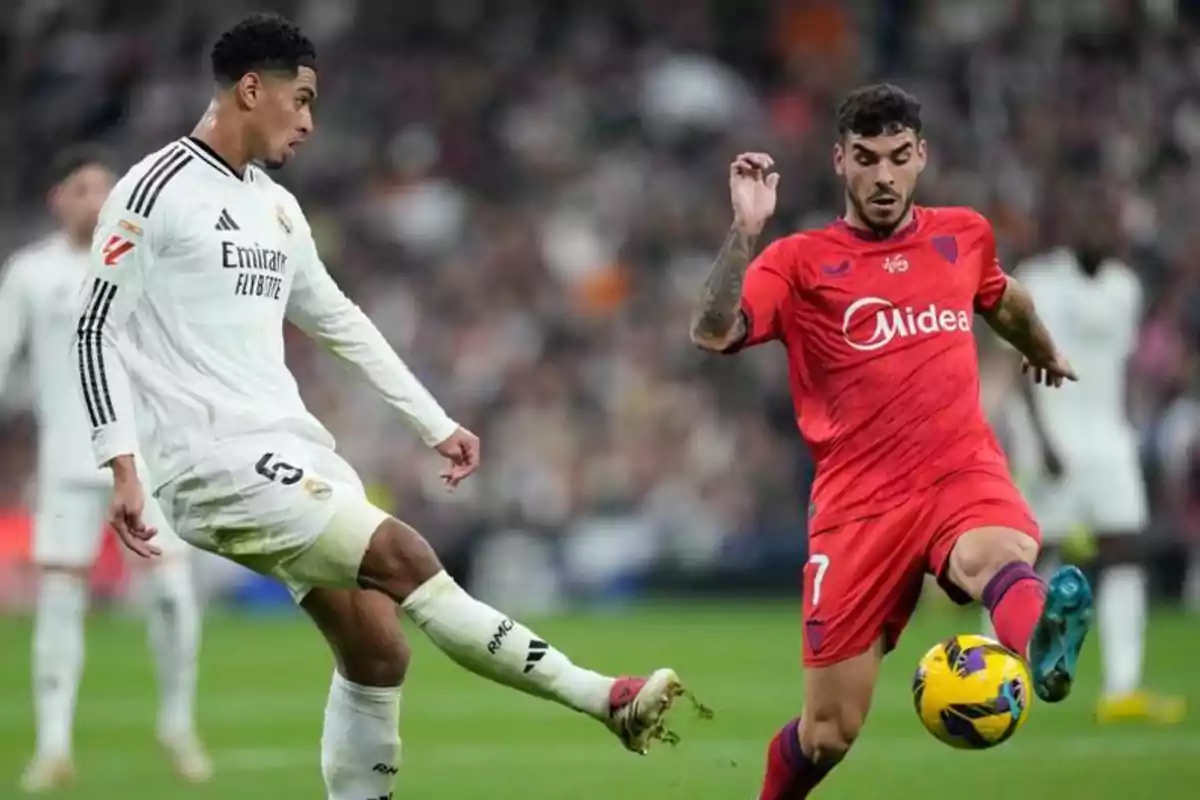 Dos jugadores de fútbol compiten por el balón en un partido.