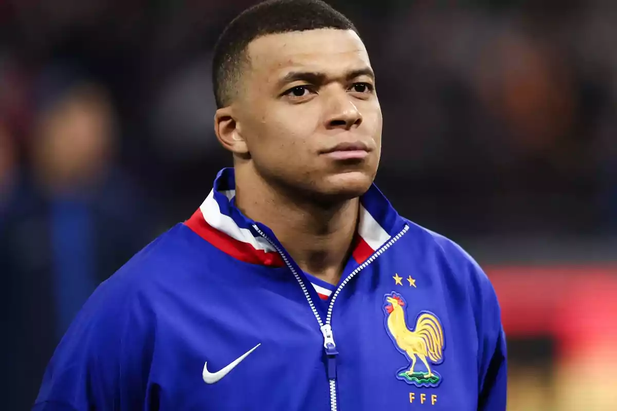 A player with a blue jacket and a rooster emblem. A player with a blue jacket and a rooster emblem.