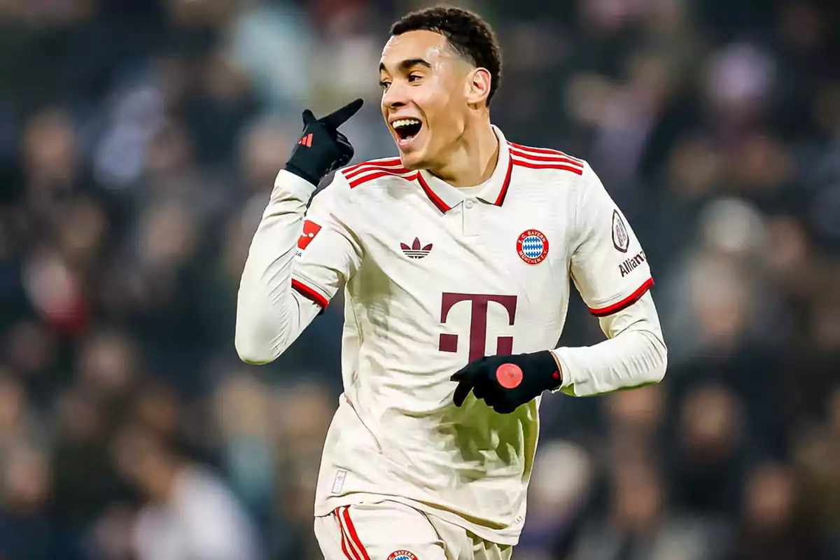 Jugador de fútbol celebrando un gol con el uniforme del Bayern Múnich.