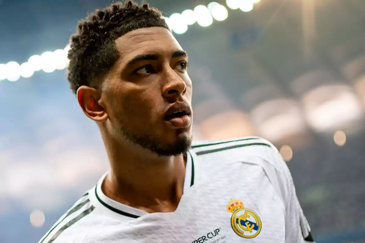 Un jugador de fútbol con la camiseta del Real Madrid en un estadio iluminado.