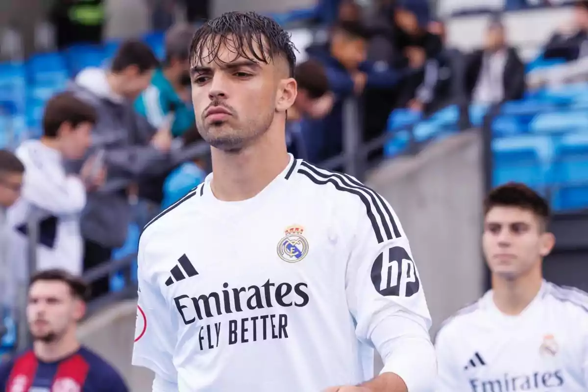 Un jugador de fútbol con el uniforme del Real Madrid en un estadio. Un jugador de fútbol con el uniforme del Real Madrid en un estadio.