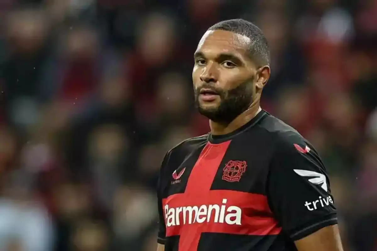 Un jugador de fútbol con el uniforme del Bayer Leverkusen en el campo de juego.