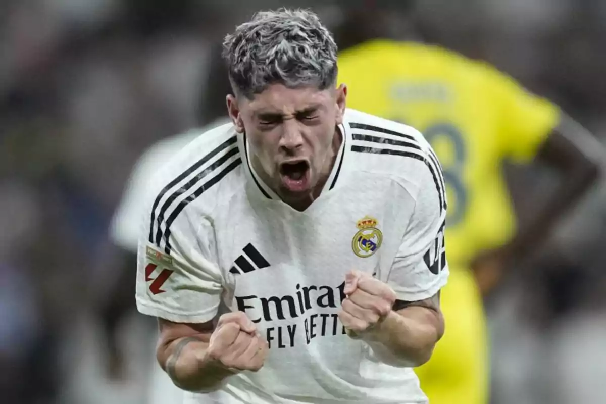 Jugador de fútbol celebrando con emoción en el campo.