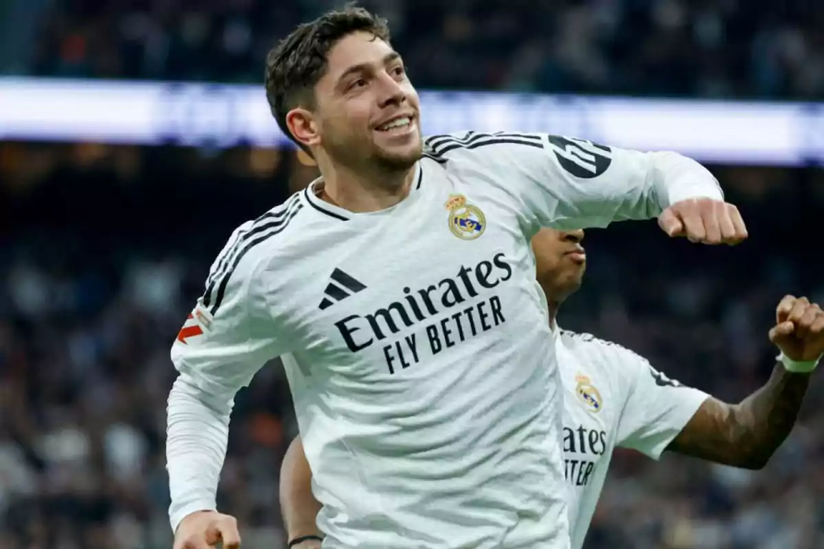 Jugador de fútbol del Real Madrid celebrando un gol en el campo.