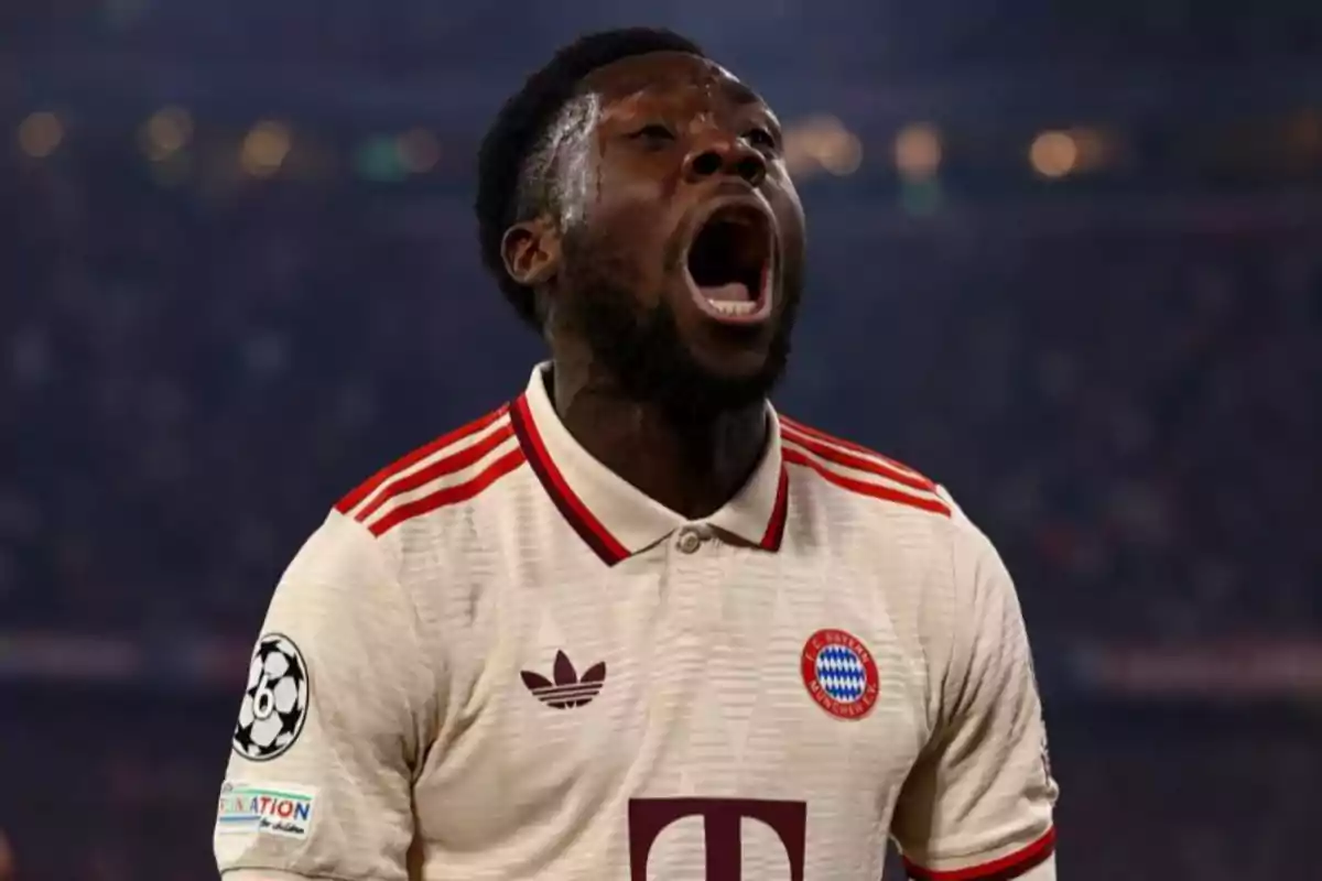 Un jugador de fútbol con la camiseta del Bayern Múnich celebra con entusiasmo en el campo.