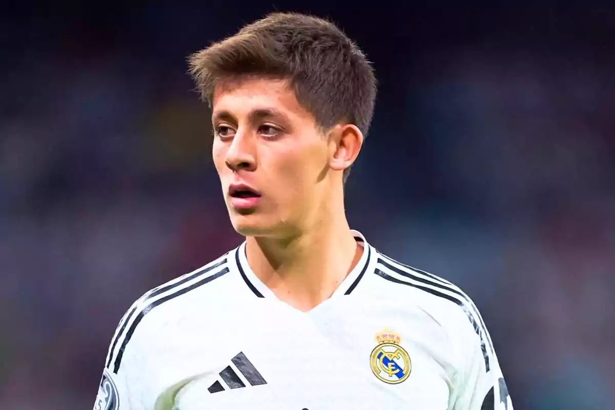 Un jugador de fútbol con la camiseta del Real Madrid.