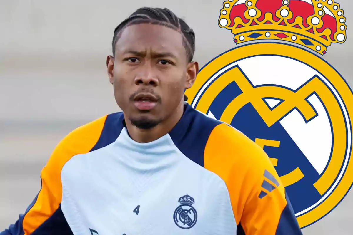 Un jugador de fútbol con uniforme de entrenamiento del Real Madrid frente al escudo del equipo.