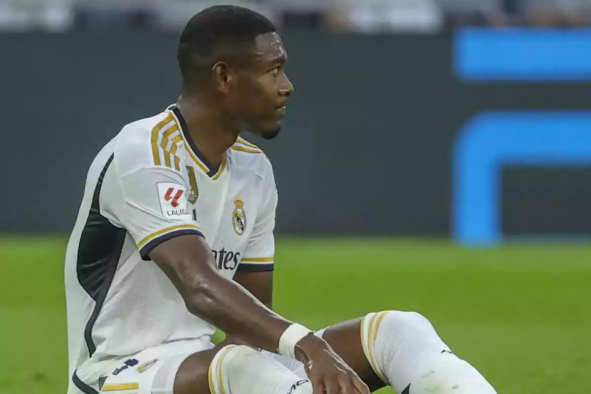 Un jugador de fútbol del Real Madrid sentado en el campo durante un partido. Un jugador de fútbol del Real Madrid sentado en el campo durante un partido.