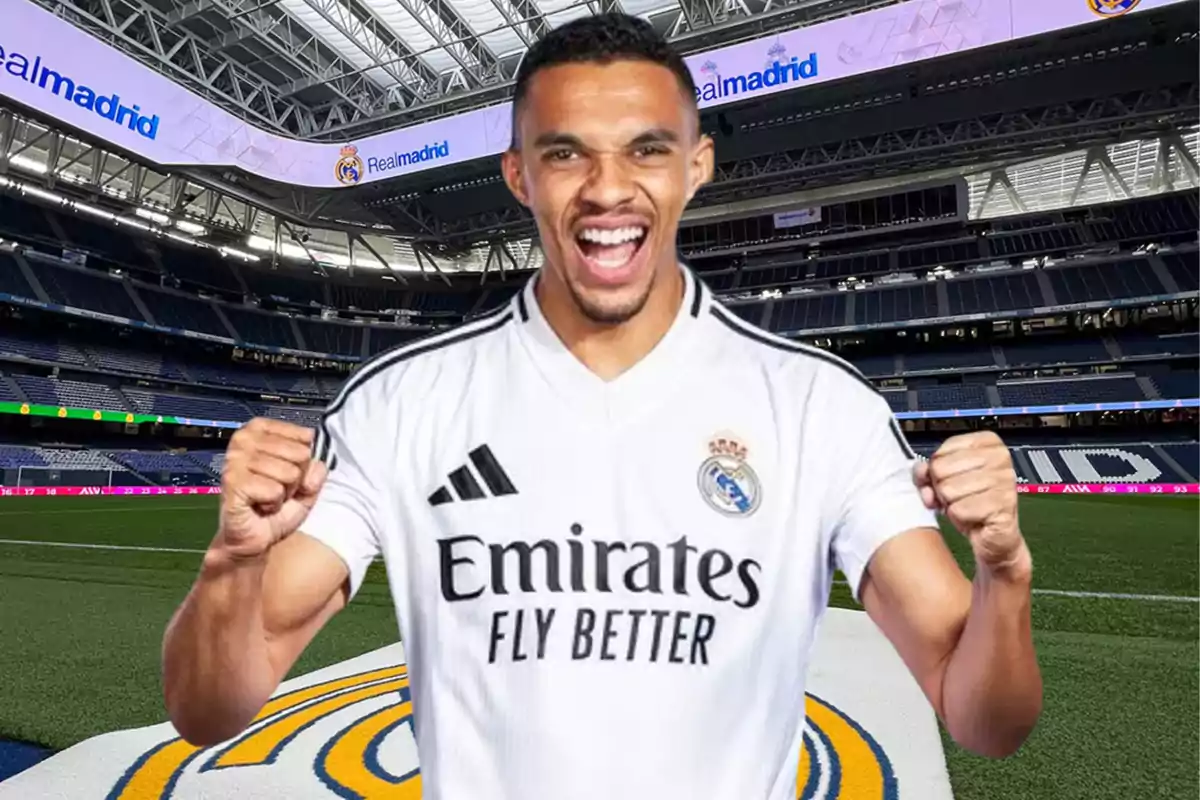 Un jugador de fútbol con la camiseta del Real Madrid celebra con entusiasmo en el estadio.