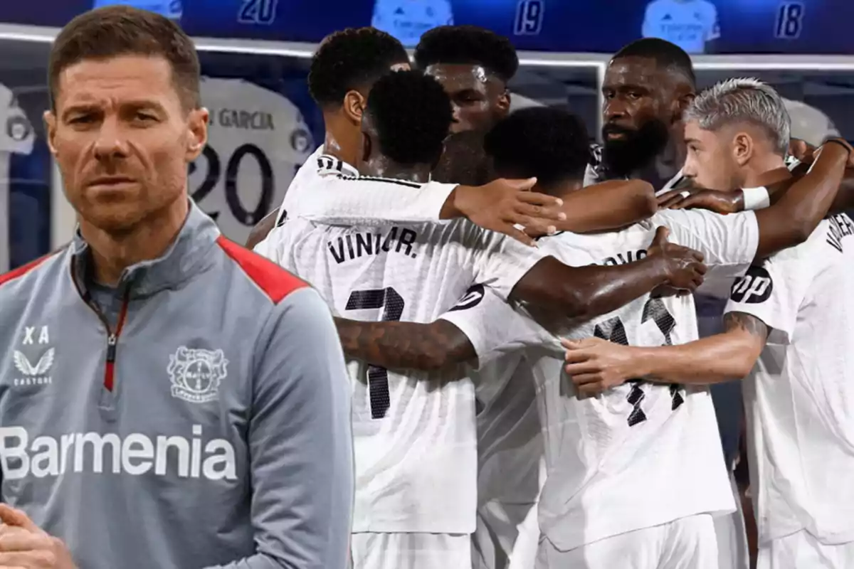 Un entrenador de fútbol con chaqueta del Bayer Leverkusen aparece en primer plano mientras un grupo de jugadores de otro equipo se abrazan celebrando en el fondo.