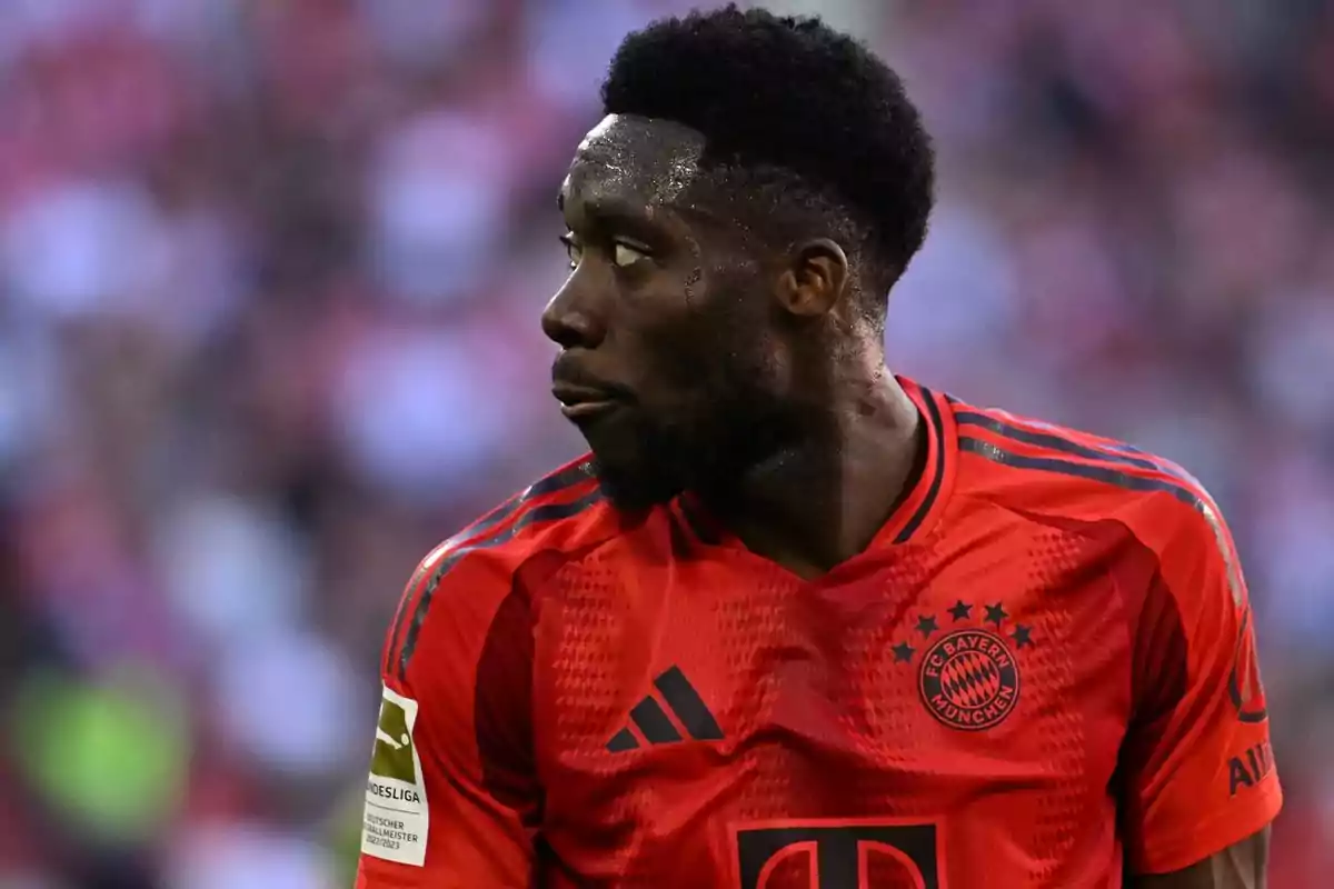 Jugador de fútbol con camiseta roja del Bayern de Múnich en el campo de juego.