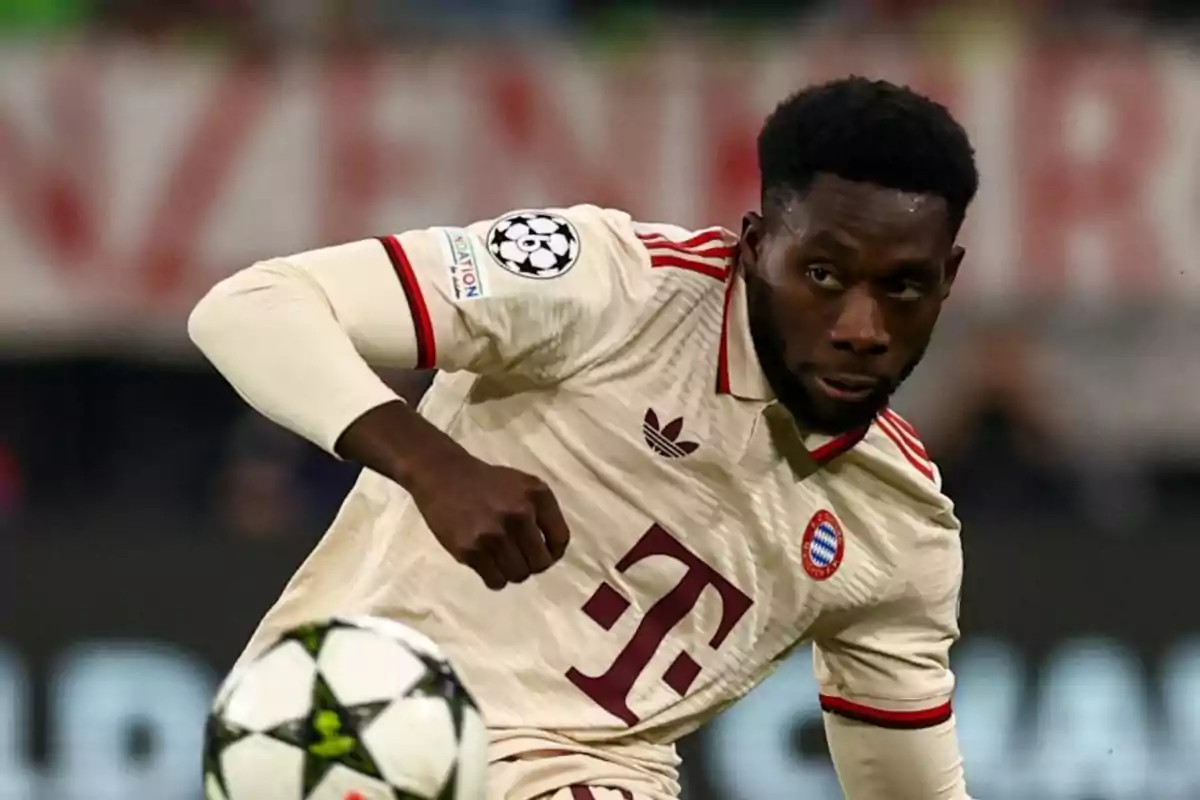 Jugador de fútbol del Bayern Múnich en acción durante un partido. Jugador de fútbol del Bayern Múnich en acción durante un partido.