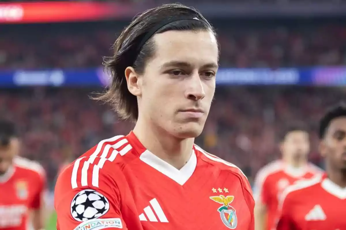A player in a Benfica uniform during a match. A player in a Benfica uniform during a match.