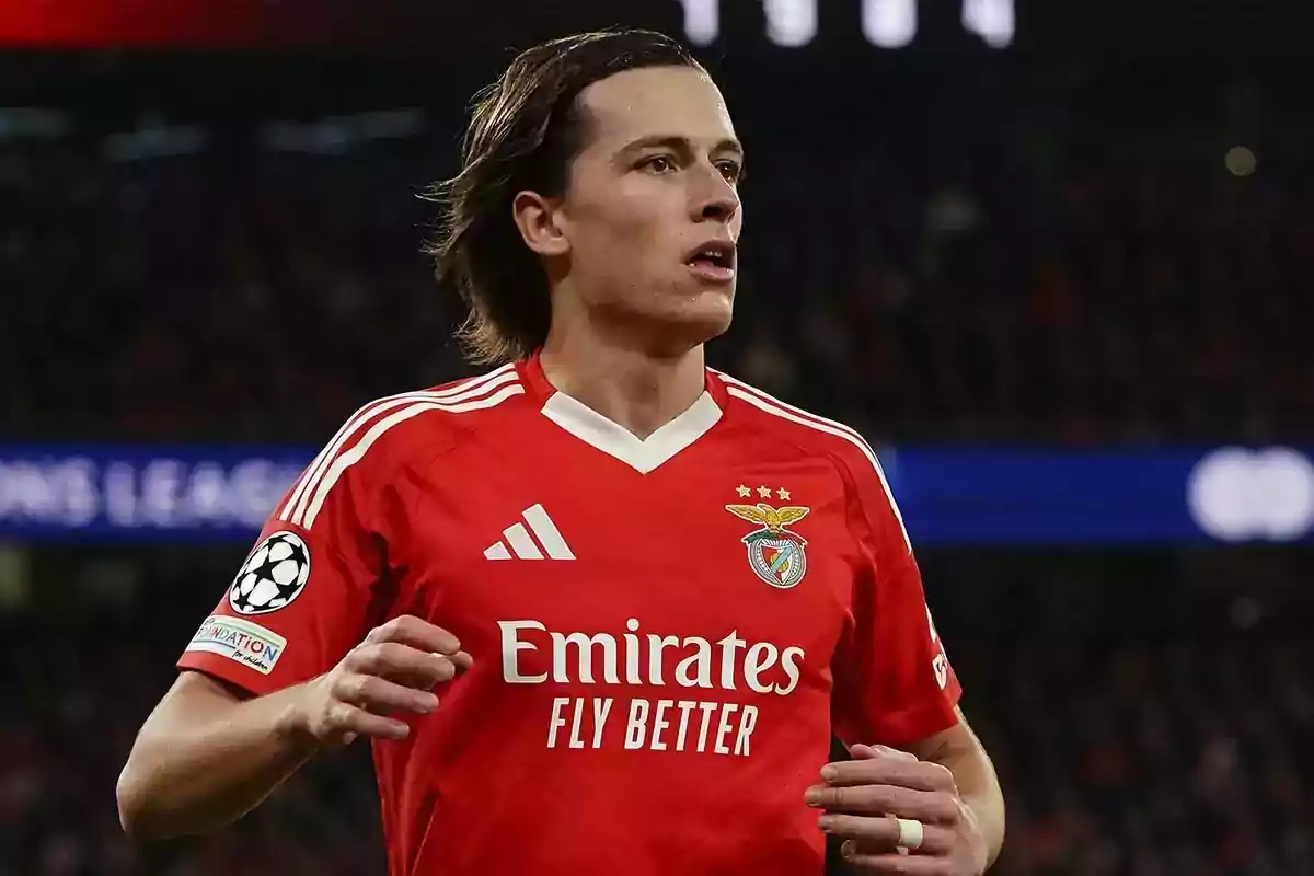 A player in Benfica's red uniform during a match. A player in Benfica's red uniform during a match.