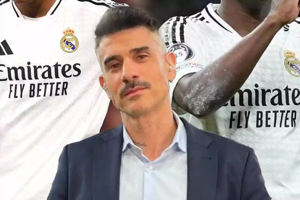 Un hombre con bigote y cabello corto está frente a un fondo que muestra camisetas del Real Madrid.