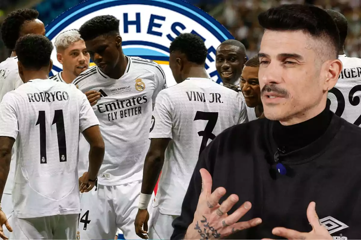 Jugadores de fútbol con camisetas blancas del Real Madrid celebran en grupo mientras un hombre con bigote y tatuajes en las manos aparece en primer plano.