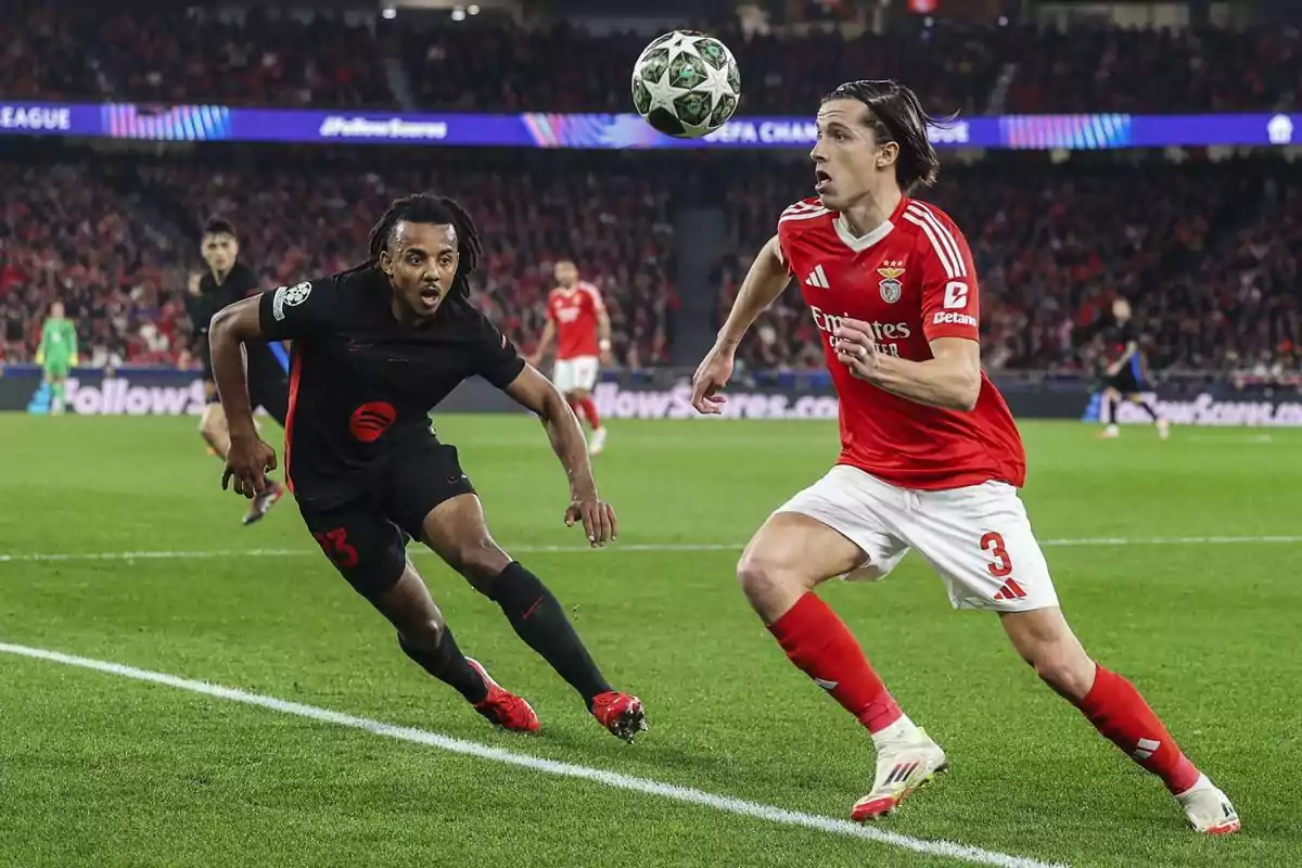 Dos futbolistas disputan el balón durante un partido de la Champions League en un estadio lleno de aficionados Dos futbolistas disputan el balón durante un partido de la Champions League en un estadio lleno de aficionados